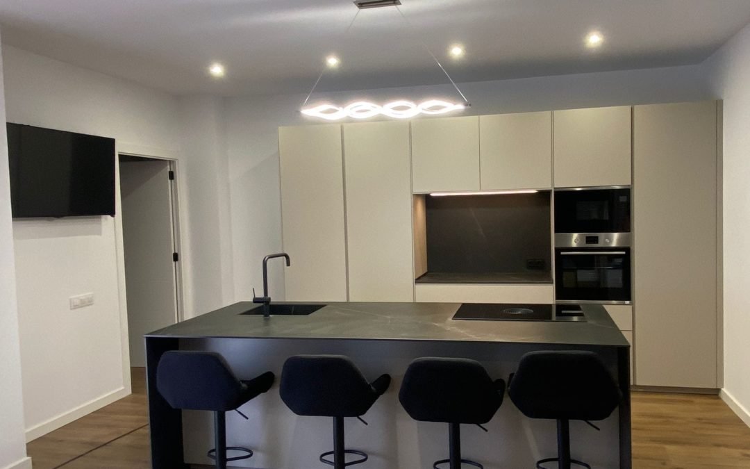 Reforma de cocina moderna con isla